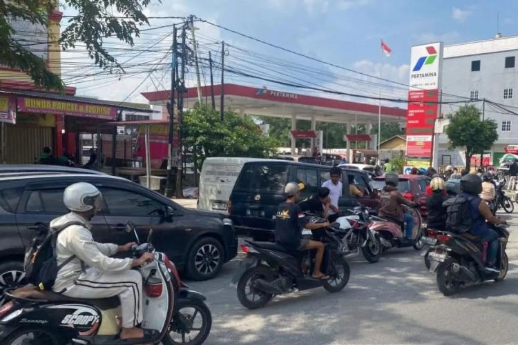Pekanbaru Darurat BBM! Antrean Mengular Berjam-jam Buat Ekonomi Kota Bertuah Nyaris Lumpuh
