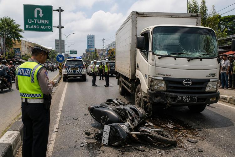 Lawan Arus Berujung Maut: Motor Hantam Truk di Soekarno Hatta, Saliwar Tewas!
