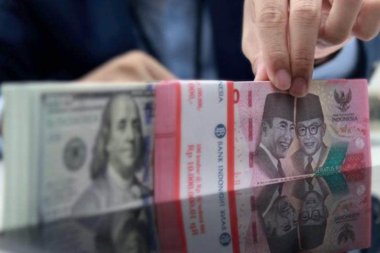 Harga Minyak Turun Bantu Rupiah, Namun Risiko Masih Mengintai