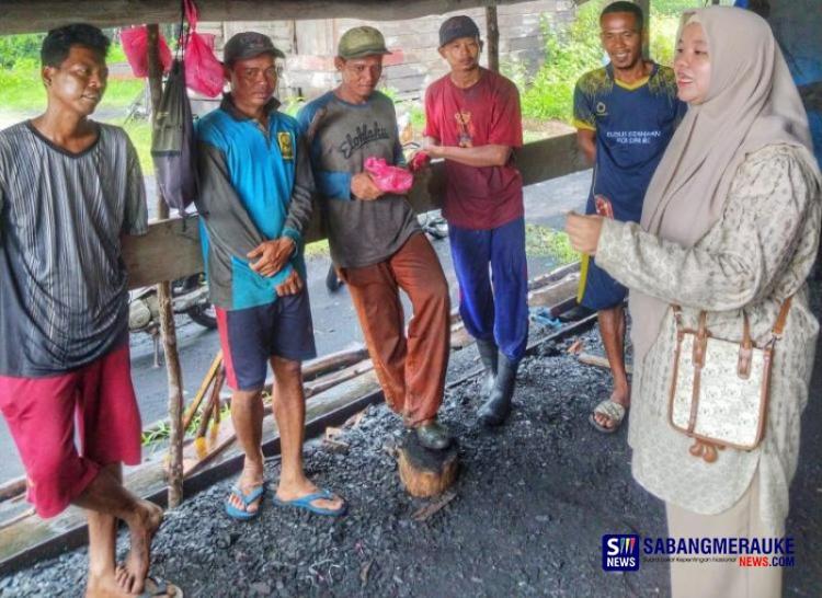 Ketika Pemerintah Belum Hadir, UMKM Bergerak Menjaga Asa: Viola Jenguk warga Terdampak Panglong Arang Ditutup