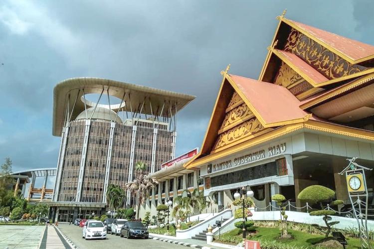 Keringat Kering Gaji Tak Naik! Petugas Kebersihan Kantor Gubernur Riau Merasa Kena Prank