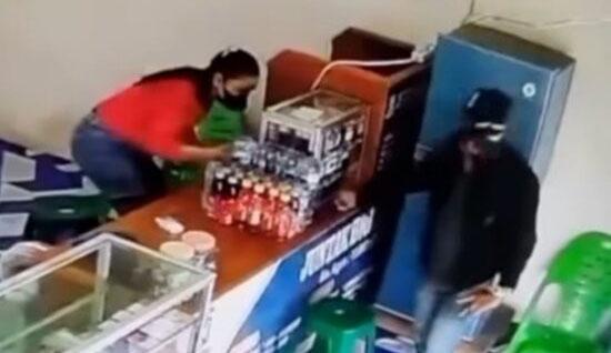 Siang Bolong di Duri, Perampok Bersenpi Gasak Warung, CCTV Bongkar Aksi Sadis