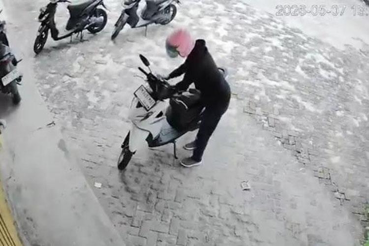 Siang Bolong Motor Raib! Aksi Maling Helm Pink di Pekanbaru Terekam CCTV