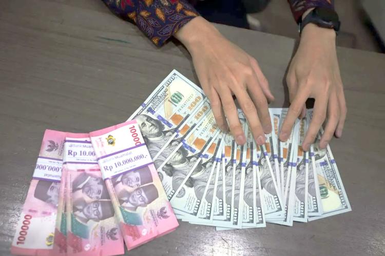 Dolar AS Ngamuk Lagi, Mata Uang Garuda Terkapar Dihantam Harga Minyak Dunia!