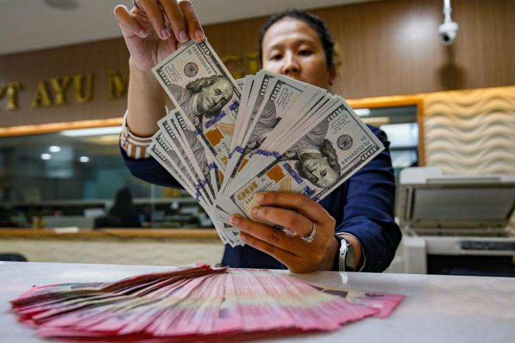 Gawat! Rupiah Tembus Rp17.382 Akibat Perang AS-Iran Meletus Lagi