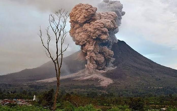 Gunung Dukono Meletus! Pendaki Tewas, Tim SAR Berpacu dengan Maut di Tengah Erupsi