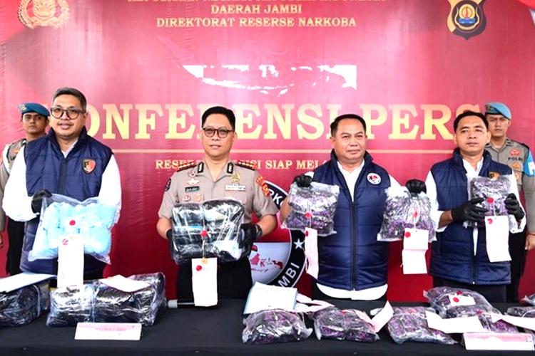 Mobil Xenia Dari Pekanbaru Kabur Ditembak Polisi, Isi Bagasi Bikin Terbelalak