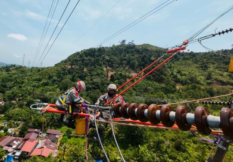 Momentum Hari Buruh: PDKB PLN Lakukan Penggantian Isolator Tension, Jaga Keandalan Listrik Sumut