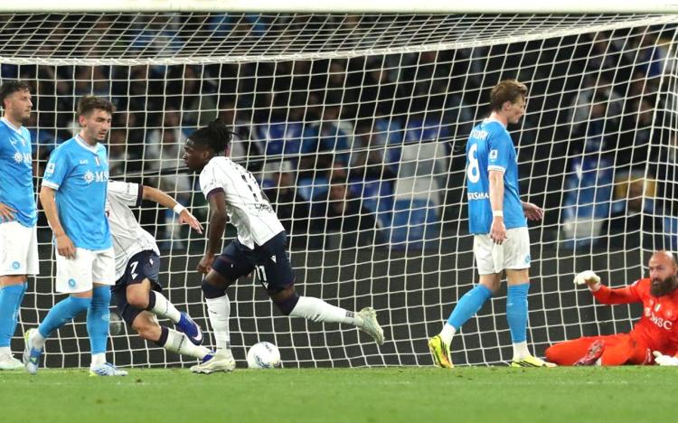 Napoli Hancur di Menit Akhir, Gol Salto Jonathan Rowe Bikin Maradona Membeku