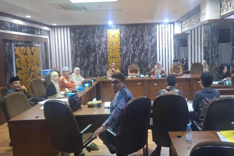 Tangis Pecah di DPRD Pekanbaru, Murid SD Disebut Dipukul Pakai Kayu dan Tangkai Sapu