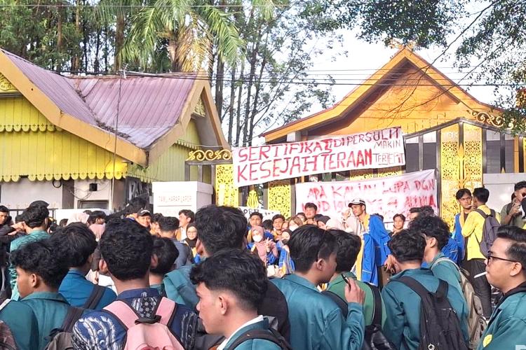 Aksi Besar Mahasiswa Riau Meledak, Buruh Menjerit dan Guru Honor Makin Tercekik