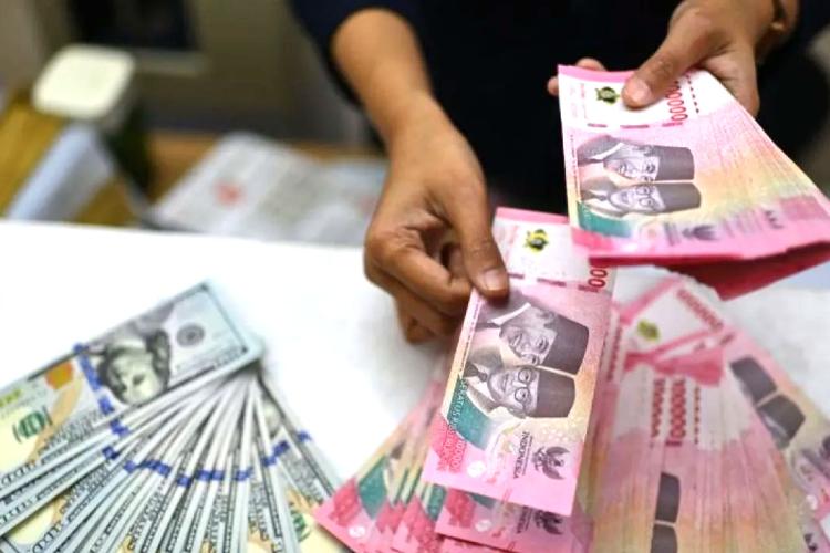 Rupiah Dibuka Menguat Tipis, Ancaman Rp17.600 Bikin Pasar Keuangan Gemetar