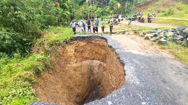 Jalan Amblas Mirip Sinkhole Putuskan Akses Warga Limapuluh Kota, Ribuan Jiwa Terisolasi