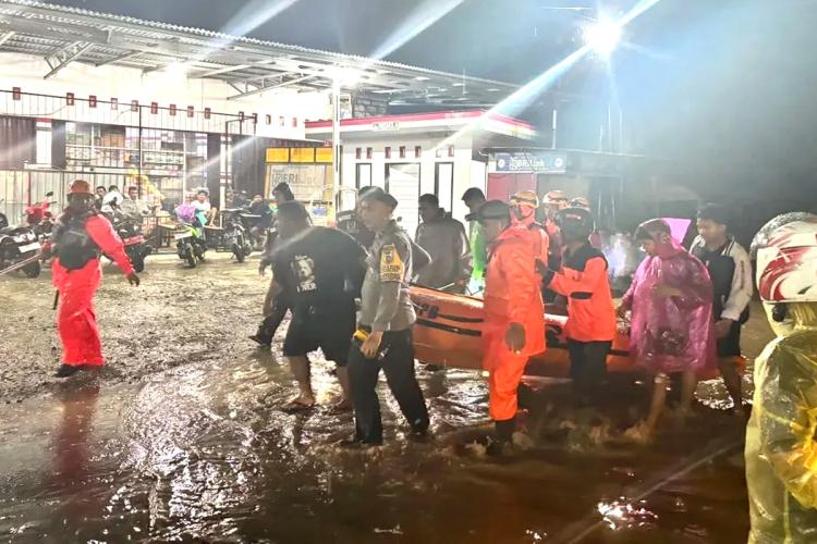 Sungai Batang Tampo Menggila, Lima Jembatan Putus dan Puluhan Rumah Rusak Parah