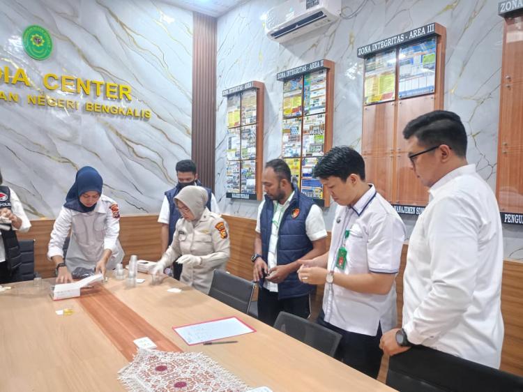 Tes Urine Mendadak Puluhan Hakim Panitera dan ASN di Bengkalis, Ini Hasilnya