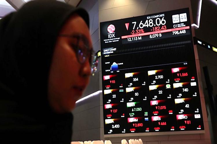 IHSG Ambruk Usai BI Naikkan Suku Bunga, Saham Big Caps Berguguran