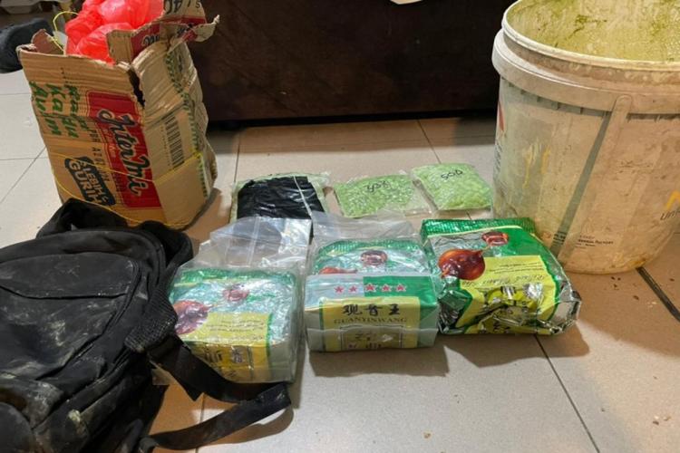 Kurir Narkoba Jalur Malaysia-Jambi Ditangkap, Modusnya Pakai Ember dan Kardus Mi