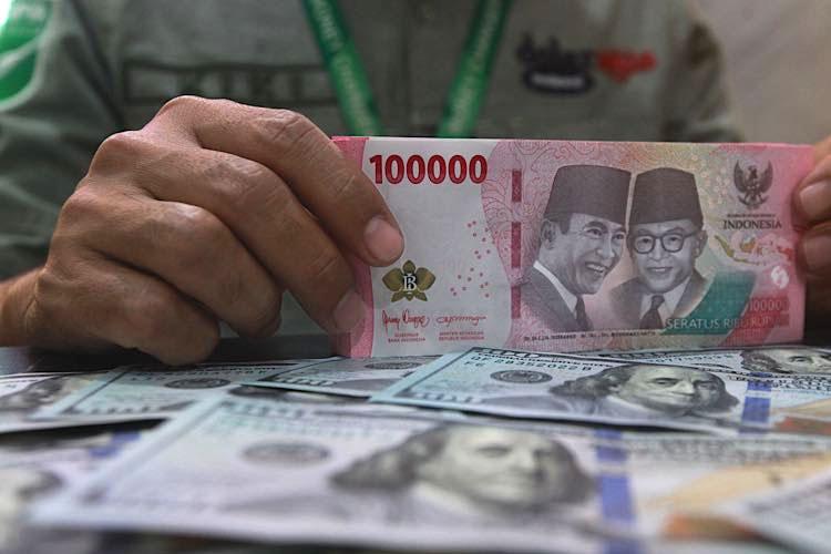 BI Rate Naik Tetap Tak Menolong, Rupiah Masih Tersungkur di Hadapan Dolar AS