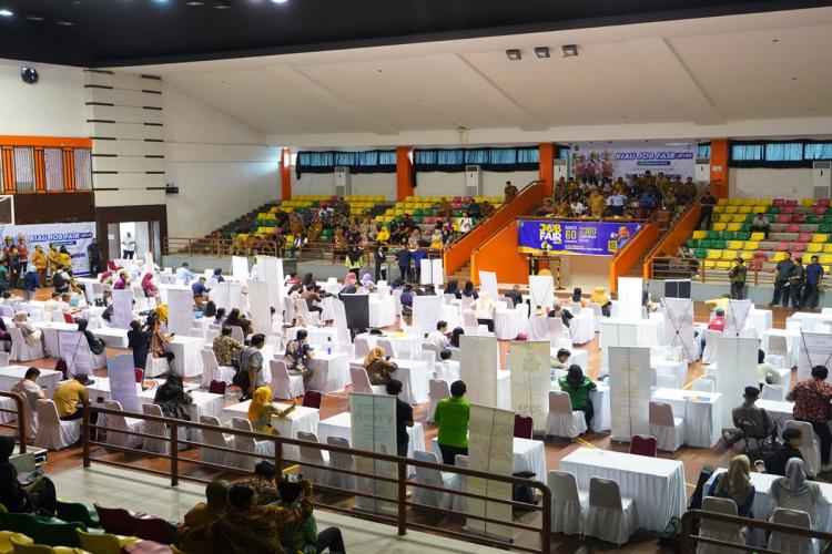 Lulusan SMK Berburu Nasib Baru, Job Fair Riau 2026 Langsung Meledak di Hari Pertama