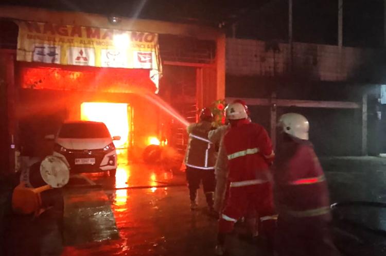 Ruko Oli dan Sparepart di Pekanbaru Ludes Terbakar Tengah Malam, Mobil Ikut Hangus