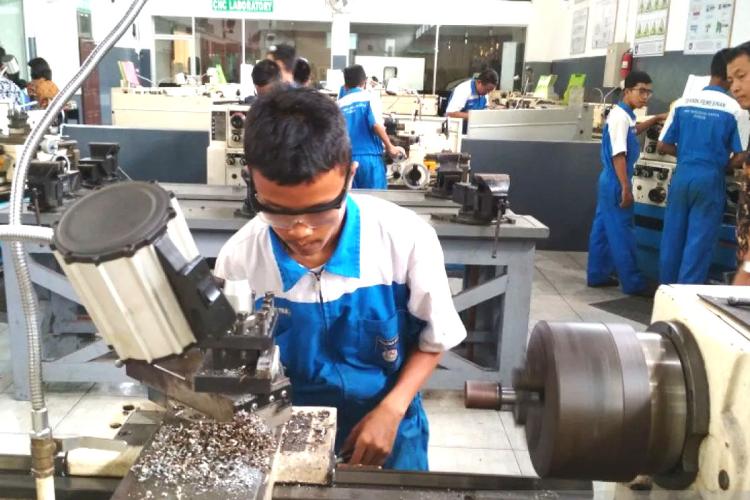 Dari Bengkel Sekolah ke Luar Negeri, Program Baru Kemendikdasmen Bikin Anak SMK Semangat