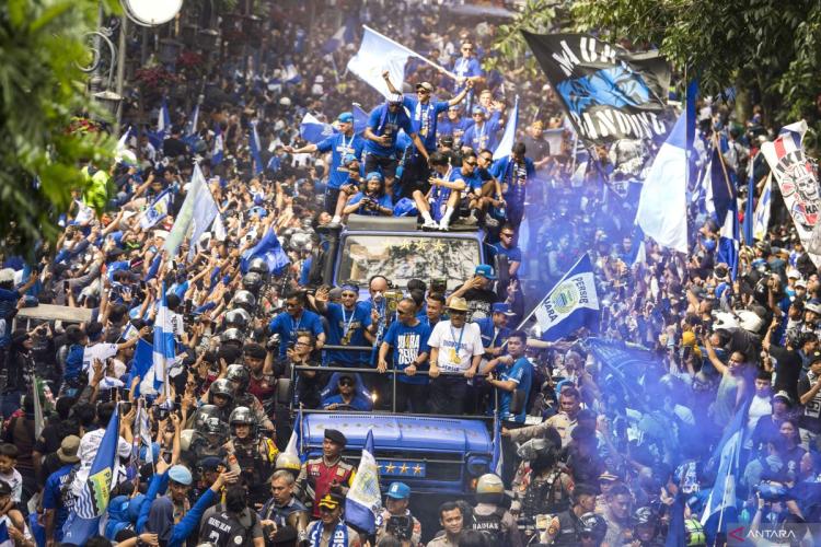 Persib Cetak Hattrick Juara, Bobotoh Menangis Saat Peluit Panjang Berbunyi