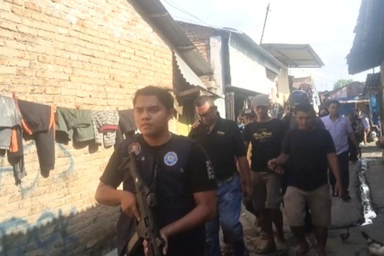 Kampung Sabu Medan Digerebek, Belasan Pengedar Kabur Ketika Polisi Bersenjata Menyerbu