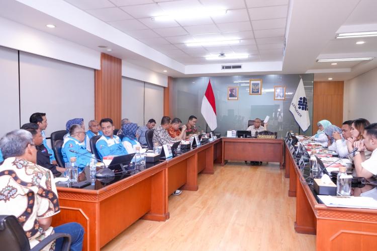 Kisruh Pekerja Indomaret, Wamenaker Tegaskan Kerja di Hari Libur Nasional Wajib Bayar Lembur