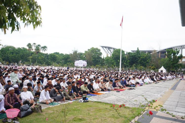 Lautan Jemaah Serbu Halaman Kantor Gubernur Riau, Pesan SF Hariyanto Bikin Hati Adem
