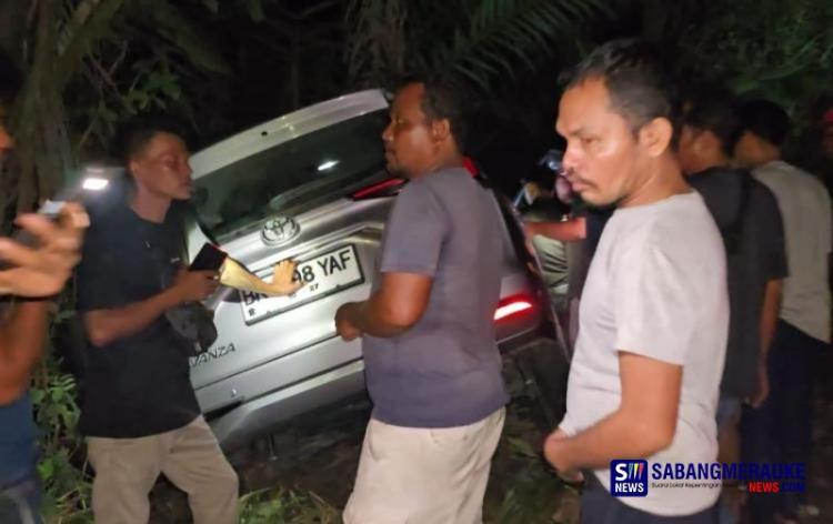Pengemudi Kabur Usai Diduga Mencuri di Alfamidi Bagan Batu, Toyota Avanza Nyungsep Setelah Aksi Kejar-kejaran