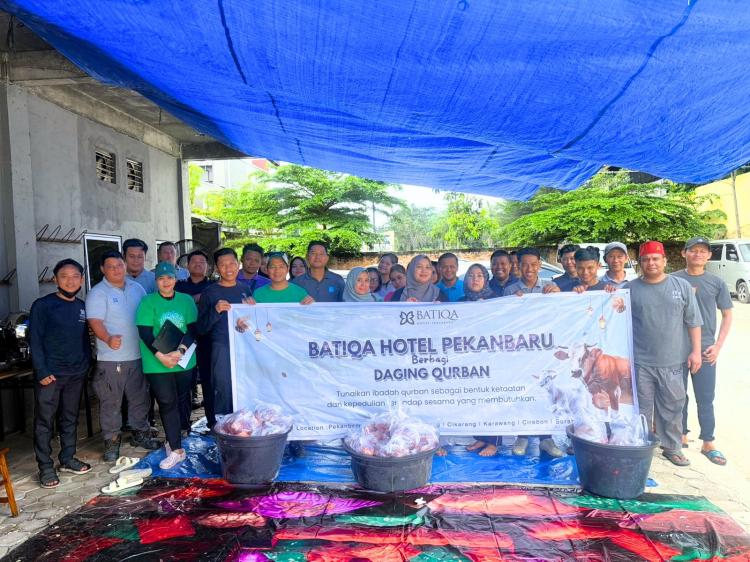 Berbagi Kebahagiaan Idul Adha BATIQA Hotel Pekanbaru Gelar CSR Qurban untuk Warga Sekitar