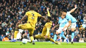 Pep Guardiola Belum Menyerah, Manchester City Dekati Arsenal Usai Pesta Gol di Etihad