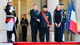 Prabowo Tampil dengan Medali Tertinggi Prancis, Macron Beri Sambutan Spesial di Paris