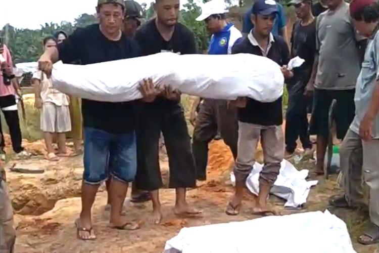 Saat Liang Makam Dibuka, Kafan Abu Zamroh Masih Terlihat Utuh Setelah 26 Tahun