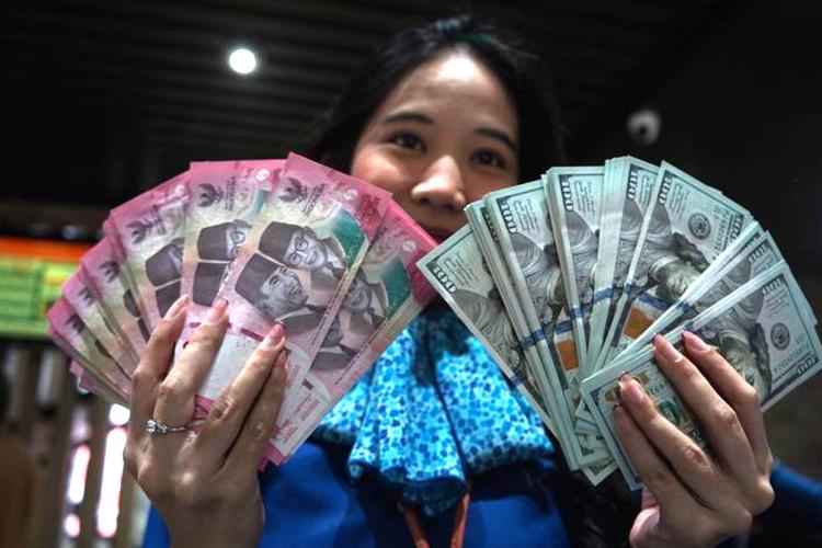 Alarm Bahaya Menyala! Rupiah Tersungkur ke Rp18.029, Investor Asing Makin Kabur