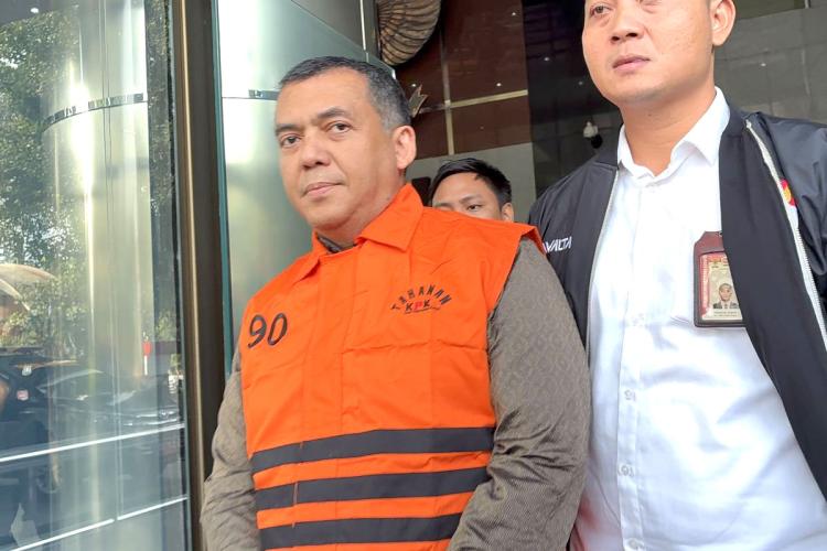 Silmy Karim Pakai Rompi Oranye KPK dan Langsung Ditahan, Begini Profil dan Kekayaannya 
