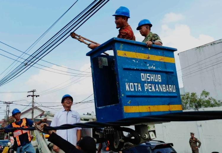 Tegas! Wako Agung Nugroho Potong Langsung Kabel Fiber Ilegal Demi Keselamatan Warga dan Keindahan Kota Pekanbaru