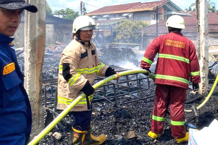 Delapan Kios di Pekanbaru Hangus Terbakar, Pedagang Hanya Bisa Menatap Abu