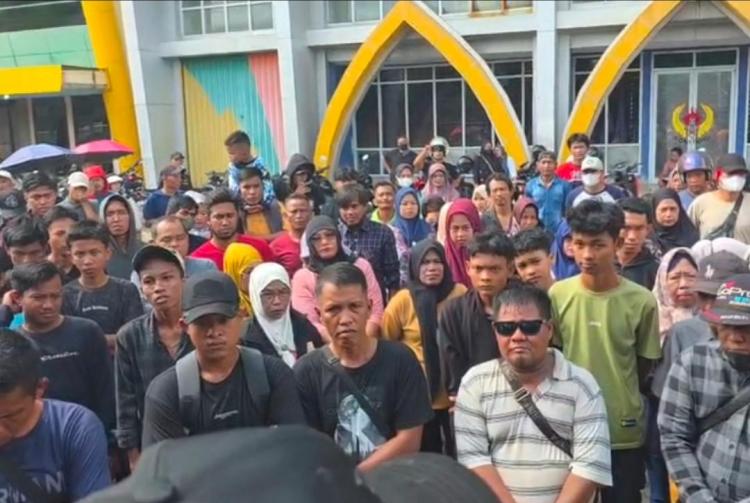 Minta Tolong Presiden Prabowo, Ratusan Warga Solidaritas Korban Penyerangan Pekerja PT SBP Unjuk Rasa ke Polres Inhu Tuntut Aktor Utama Ditangkap