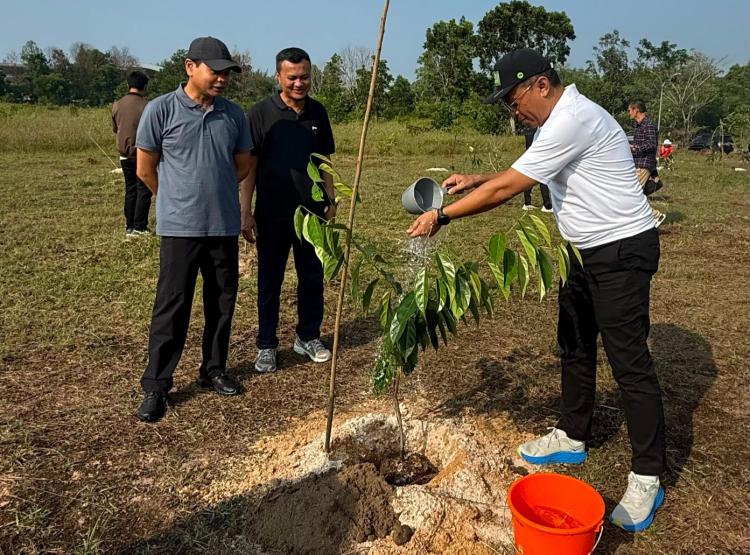 Tebar Keberkahan Bagi Alam, BRK Syariah Ikut Tanam Pohon di Kawasan Stadion Utama Riau
