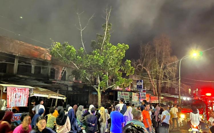 Malam Mencekam di Pasar Bangkinang Atas! Api Kembali Mengamuk Setelah Damkar Pulang