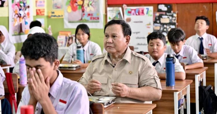 Prabowo Tinjau Sekolah Rakyat Tabanan dan Makan Siang Bersama Siswa