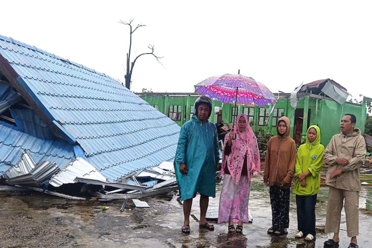 Puting Beliung Mengamuk di Bengkalis! Sekolah Hancur, Ujian Terancam Berantakan