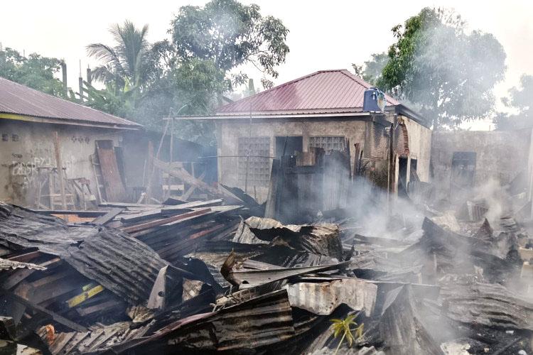 Subuh Mencekam di Rohil! Tujuh Rumah Jadi Abu, Ibu dan Anak Hilang Misterius