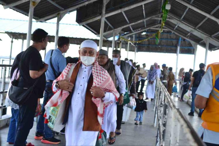 Isak Tangis Bahagia Sambut Kedatangan 110 Jemaah Haji Kepulauan Meranti di Selatpanjang