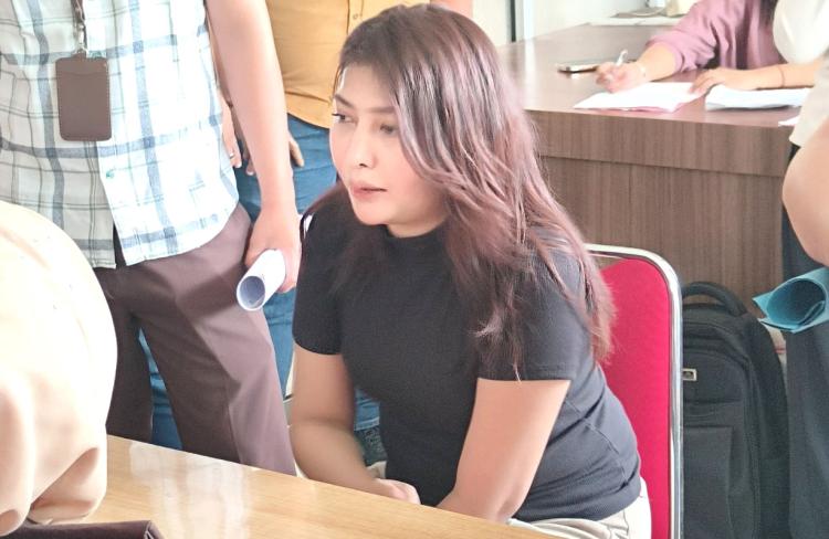 Menahan Tangis di Kejari Pekanbaru, Jeni Rahmadial Fitri Hadapi Proses Hukum