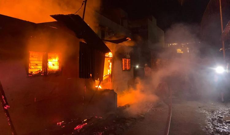 Api Ngamuk di Gang Sempit, Tiga Rumah Semipermanen Ludes Dalam Semalam