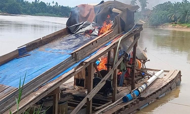 Polisi Bakar 31 Rakit PETI di Cerenti, Aktivitas Emas Ilegal Masih Berulang