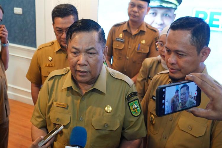 Truk Tanah Hancurkan Jalan di Pekanbaru, SF Hariyanto Ngamuk Minta Galian C Ditertibkan 