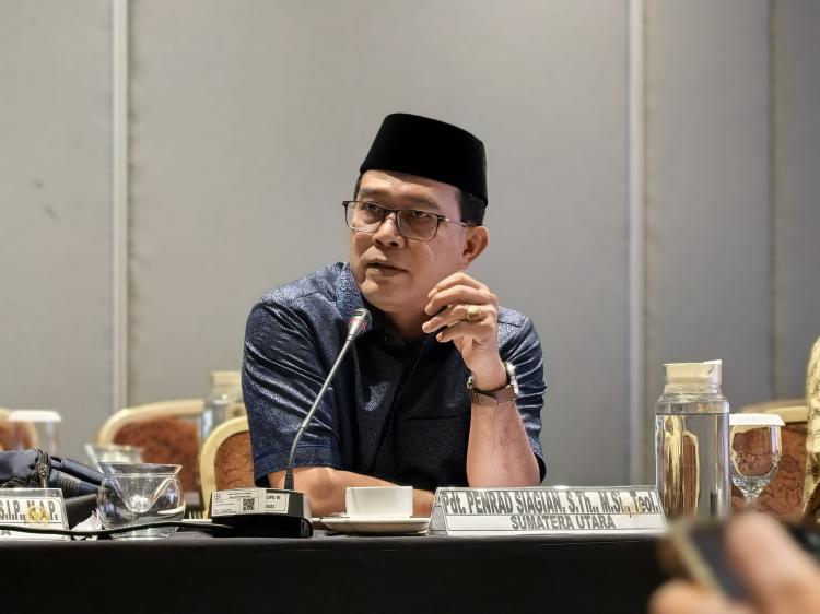 Penrad Siagian Kritik Pelibatan TNI Saat Demo BEM UI, Minta Pemerintah Jawab Secara Konstitusional